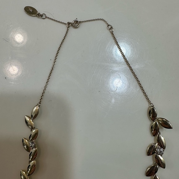 🌺 2/$20 Ann Taylor vine Leafed Statement Necklace gold like new - Picture 4 of 4